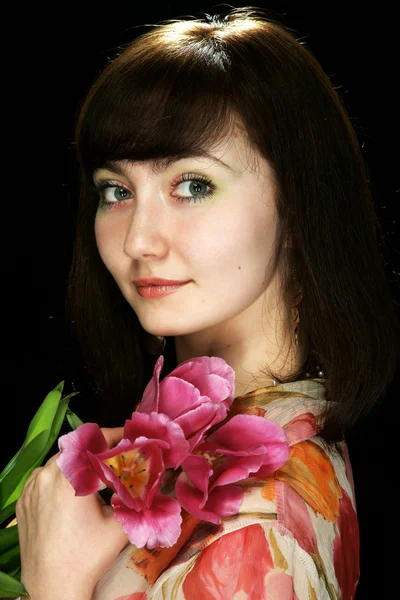 Портрет красивой девушки с цветами — стоковое фото