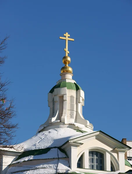Kerk-is gefotografeerd koepel in Rusland. — Stockfoto