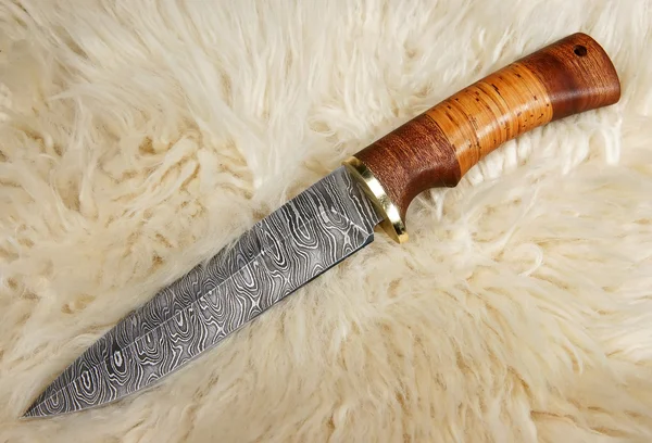 El cuchillo de caza en la piel de un carnero — Foto de Stock