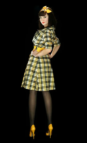 中一件黄色连衣裙的女孩的肖像 — 图库照片