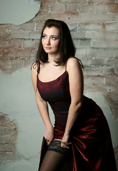 Porträtt av flickan i en röd klänning — Stockfoto