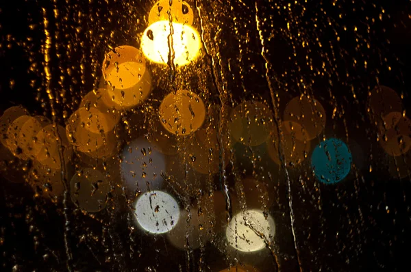 Regen op bus voorruit — Stockfoto