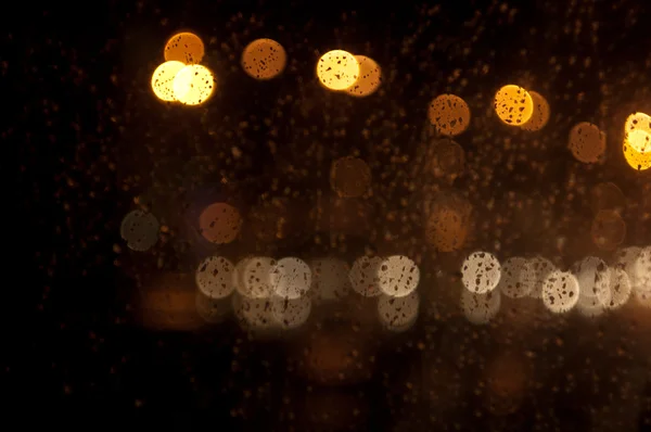 Chuva na janela da frente do ônibus — Fotografia de Stock