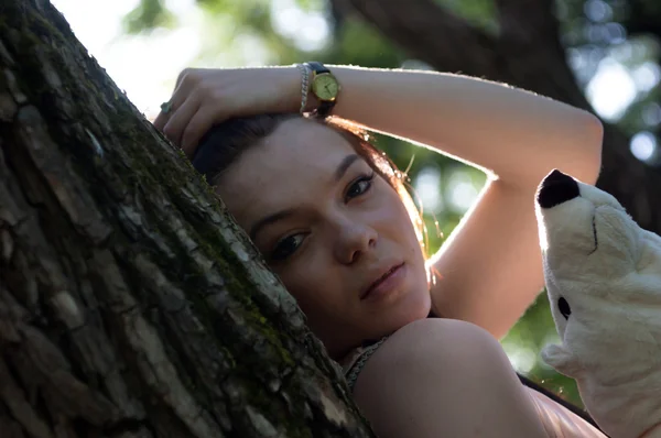La hermosa chica en el bosque — Foto de Stock