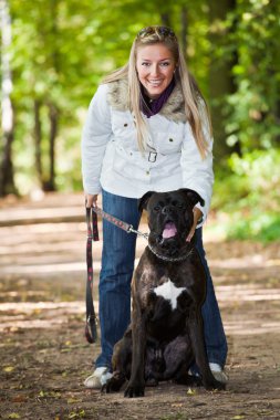 Beyaz genç yetişkin sarışın kadın boxer köpek ile açık düşme Zamanı
