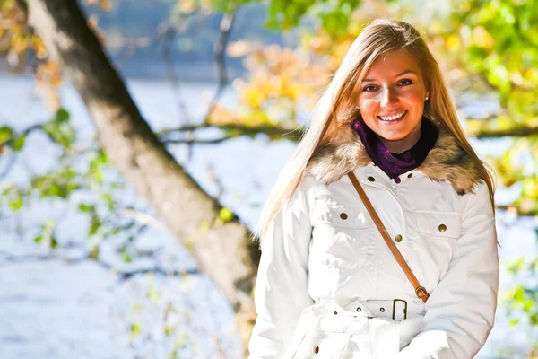 Caucásico joven adulto rubio mujer al aire libre otoño tiempo —  Fotos de Stock