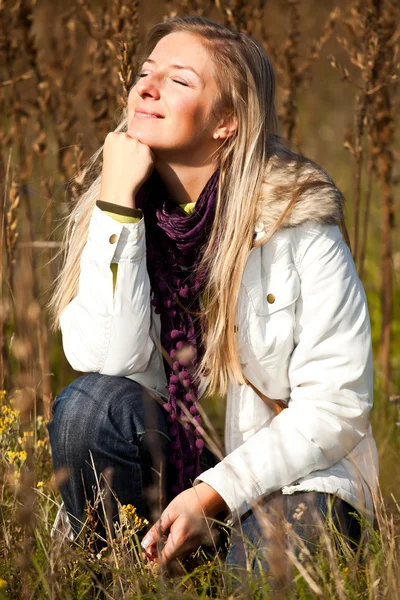 Kaukázusi fiatal felnőtt szőke nő szabadtéri őszi idő — Stock Fotó