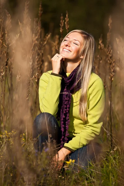 Kaukasische junge erwachsene blonde Frau im Freien fallen Zeit — Stockfoto