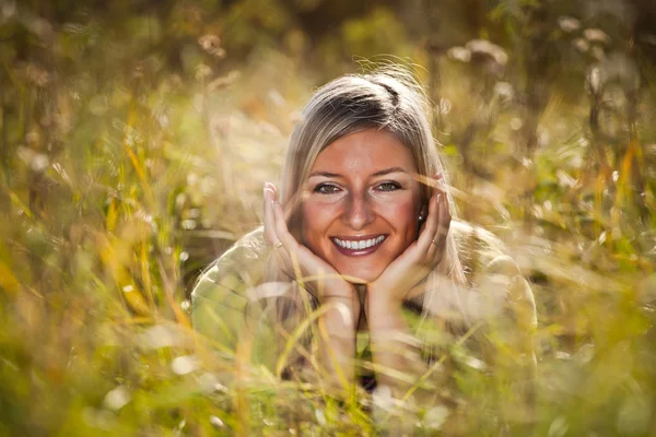 Caucásico joven adulto rubio mujer al aire libre otoño tiempo —  Fotos de Stock