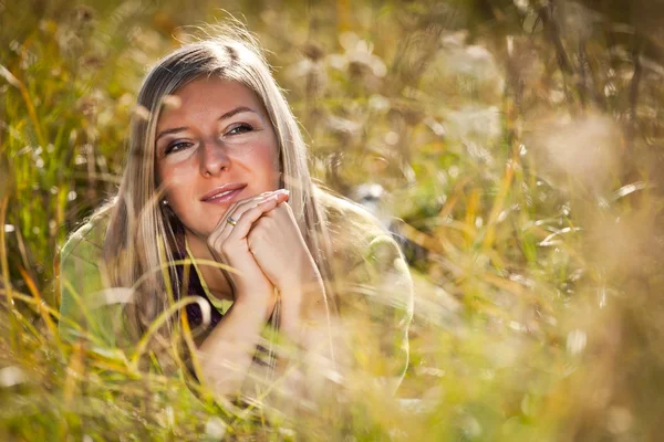 Caucasien jeune adulte blond femme de plein air automne temps — Photo