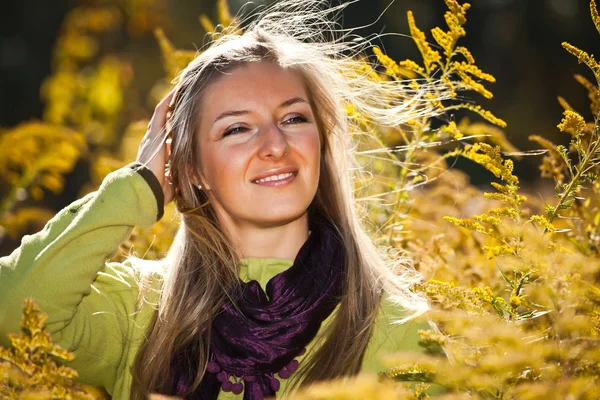 Kaukasiska ung vuxen blond kvinna utomhus falla tid — Stockfoto