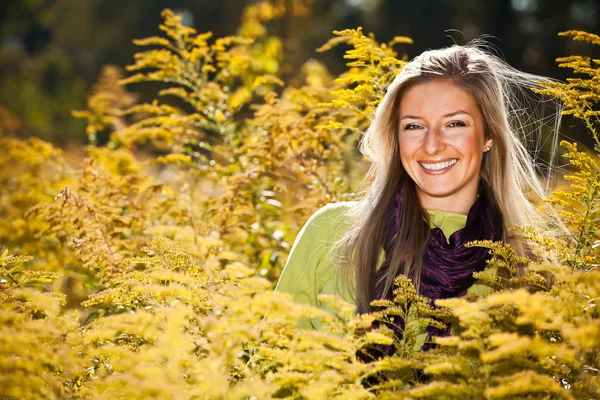 Beyaz genç yetişkin sarışın kadın açık Sonbahar zaman — Stok fotoğraf