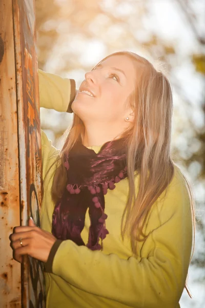 Kaukasiska ung vuxen blond kvinna utomhus falla tid — Stockfoto