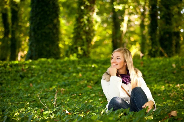 Caucasico giovane adulto bionda donna all'aperto autunno tempo — Foto Stock