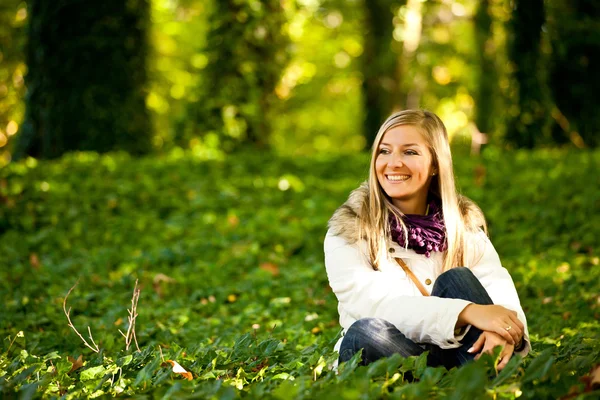 Branco jovem adulto loiro mulher ao ar livre queda tempo — Fotografia de Stock