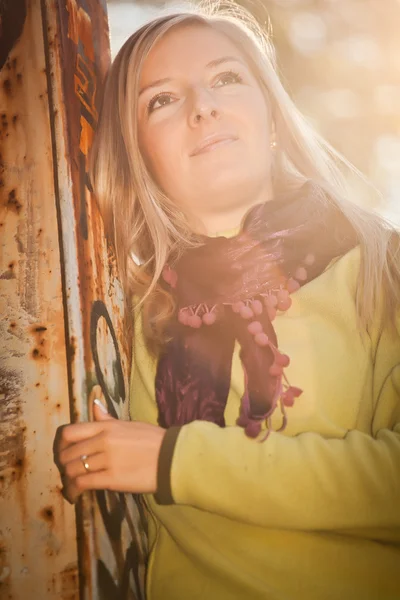Beyaz genç yetişkin sarışın kadın açık Sonbahar zaman Telifsiz Stok Fotoğraflar