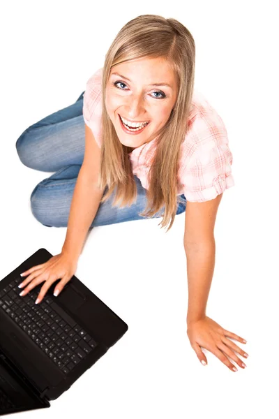 백색 격리 된 backgrodun에 노트북을 가진 백인 여자 — 스톡 사진