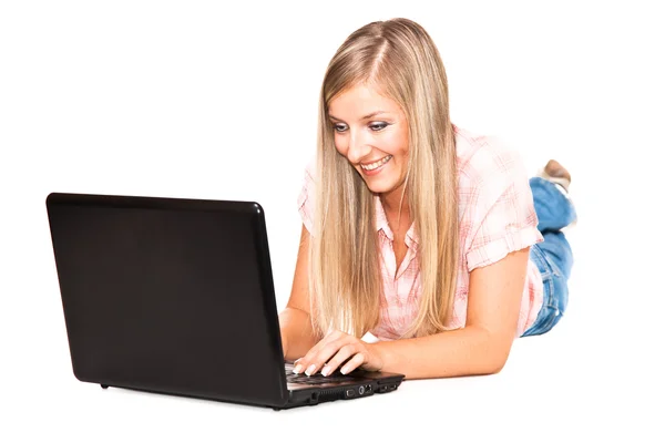 백색 격리 된 backgrodun에 노트북을 가진 백인 여자 — 스톡 사진