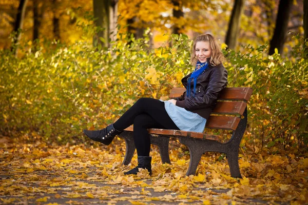 Девушка в золотом осеннем парке — стоковое фото