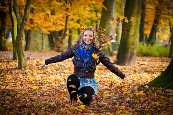Golden őszi parkban lány — Stock Fotó