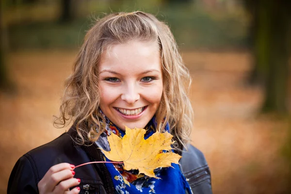 Chica en el parque de otoño de oro —  Fotos de Stock