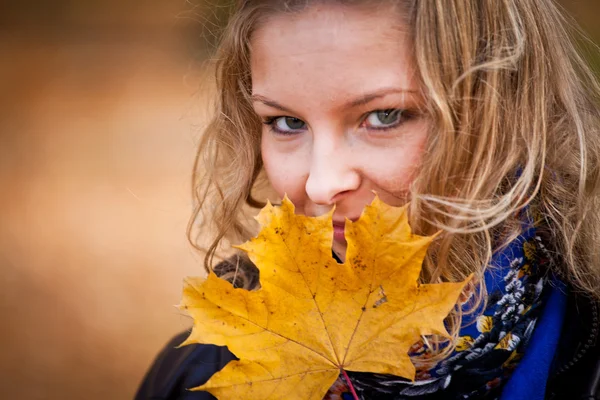 Dívka v golden podzimní park — Stock fotografie