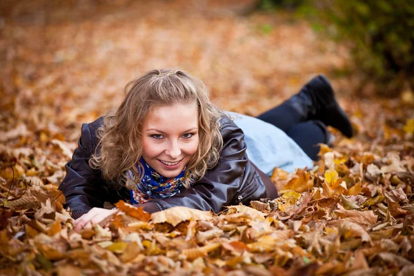 在金色的秋天公园中的女孩 — 图库照片