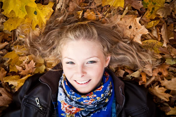 Dívka v golden podzimní park — Stock fotografie