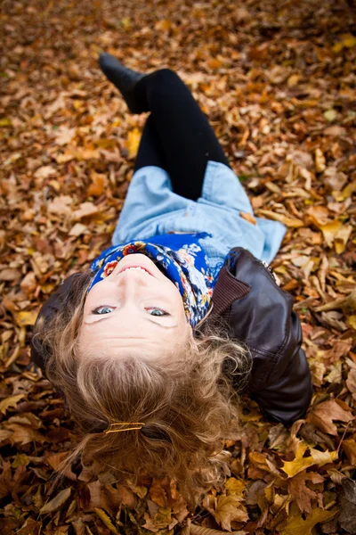 Dziewczyna w parku złota jesień — Zdjęcie stockowe
