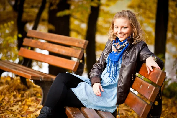 Mädchen im goldenen Herbst Park — Stockfoto