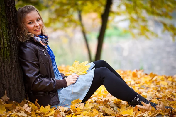 Mädchen im goldenen Herbst Park — Stockfoto