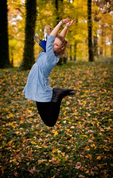Girl in golden autumn park — Stock Photo, Image