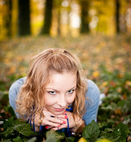 Menina no parque de outono dourado — Fotografia de Stock