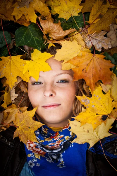 Дівчина в золотому осінньому парку — стокове фото