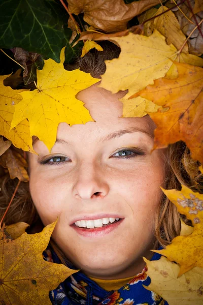 Girl in golden autumn park — Stock Photo, Image