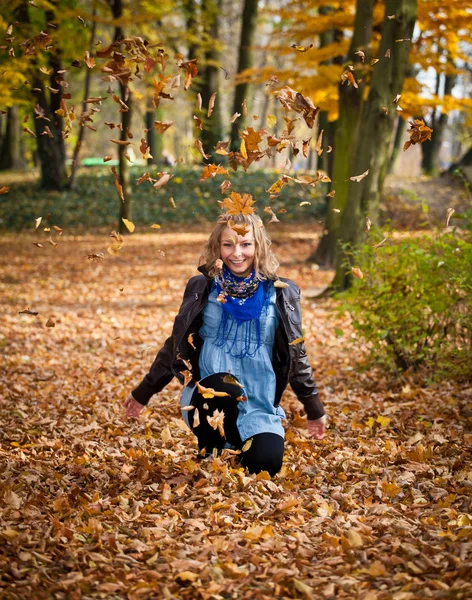 Meisje in de Gouden herfst park — Stockfoto