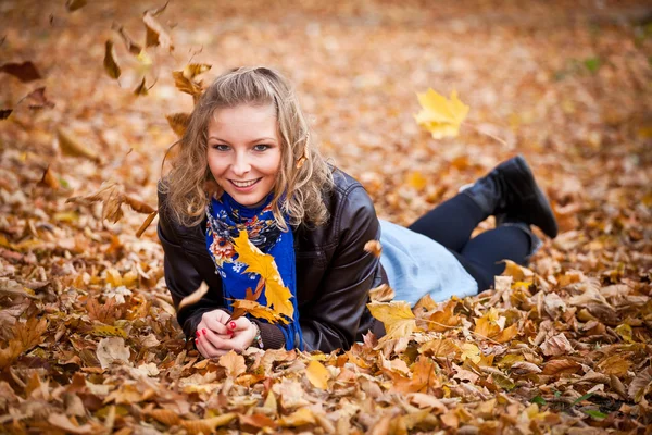 Jovem estudante caucasiano menina no parque de outono dourado — Fotografia de Stock