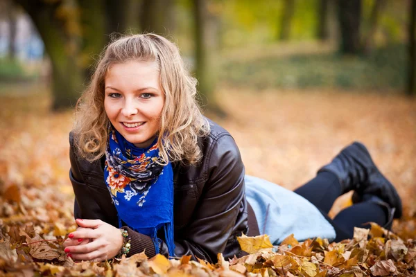 黄金の秋の公園で若い白人学生少女 — ストック写真