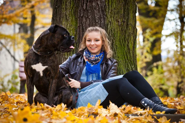 Junge kaukasische Studentin im Park des goldenen Herbstes — Stockfoto