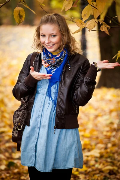 Dziewczynka kaukaski studentki w złotej jesieni park — Zdjęcie stockowe