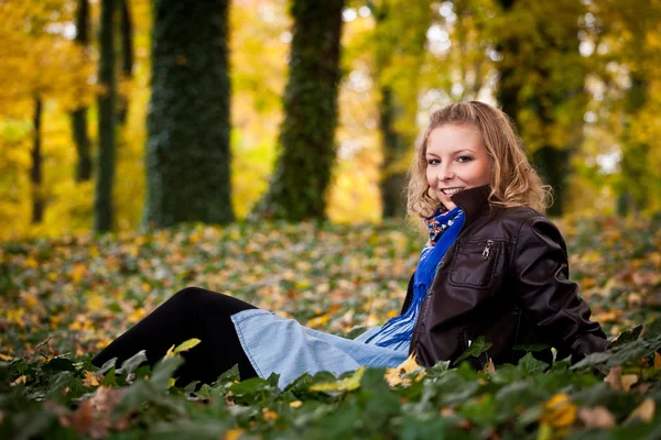 Joven estudiante caucásica en el parque de otoño de oro —  Fotos de Stock