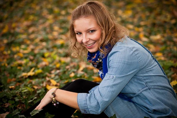 Unga kaukasiska student tjej i gyllene höst park — Stockfoto