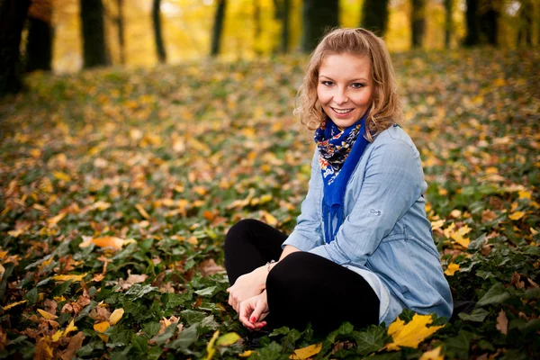 年轻的白人学生女孩在金色的秋天公园 — 图库照片