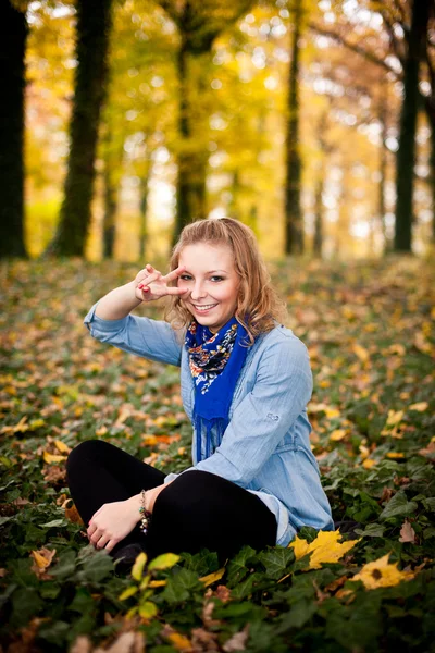 Dziewczynka kaukaski studentki w złotej jesieni park — Zdjęcie stockowe
