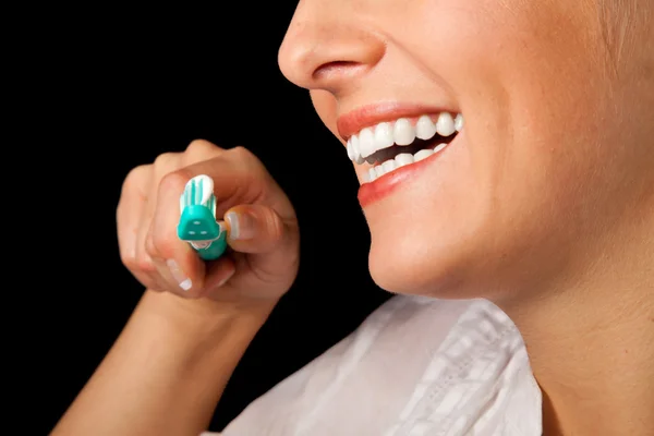 Γυναίκα closeup υγιή δόντια με οδοντόβουρτσα σε μαύρο φόντο — Φωτογραφία Αρχείου