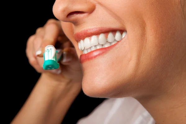 Nő egészséges fogak Vértes fogkefével fekete háttér — Stock Fotó