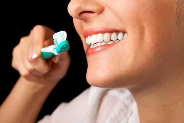 Žena zdravé zuby closeup s kartáček na černém pozadí — Stock fotografie