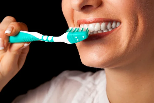 Vrouw gezond gebit close-up met tandenborstel op zwarte achtergrond — Stockfoto