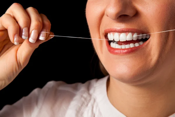 Mujer sana dientes primer plano con cepillo de dientes sobre fondo negro —  Fotos de Stock