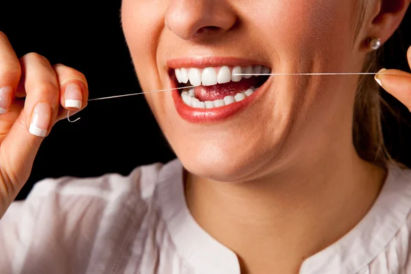 黒の背景に歯ブラシと女性健康な歯のクローズ アップ — ストック写真